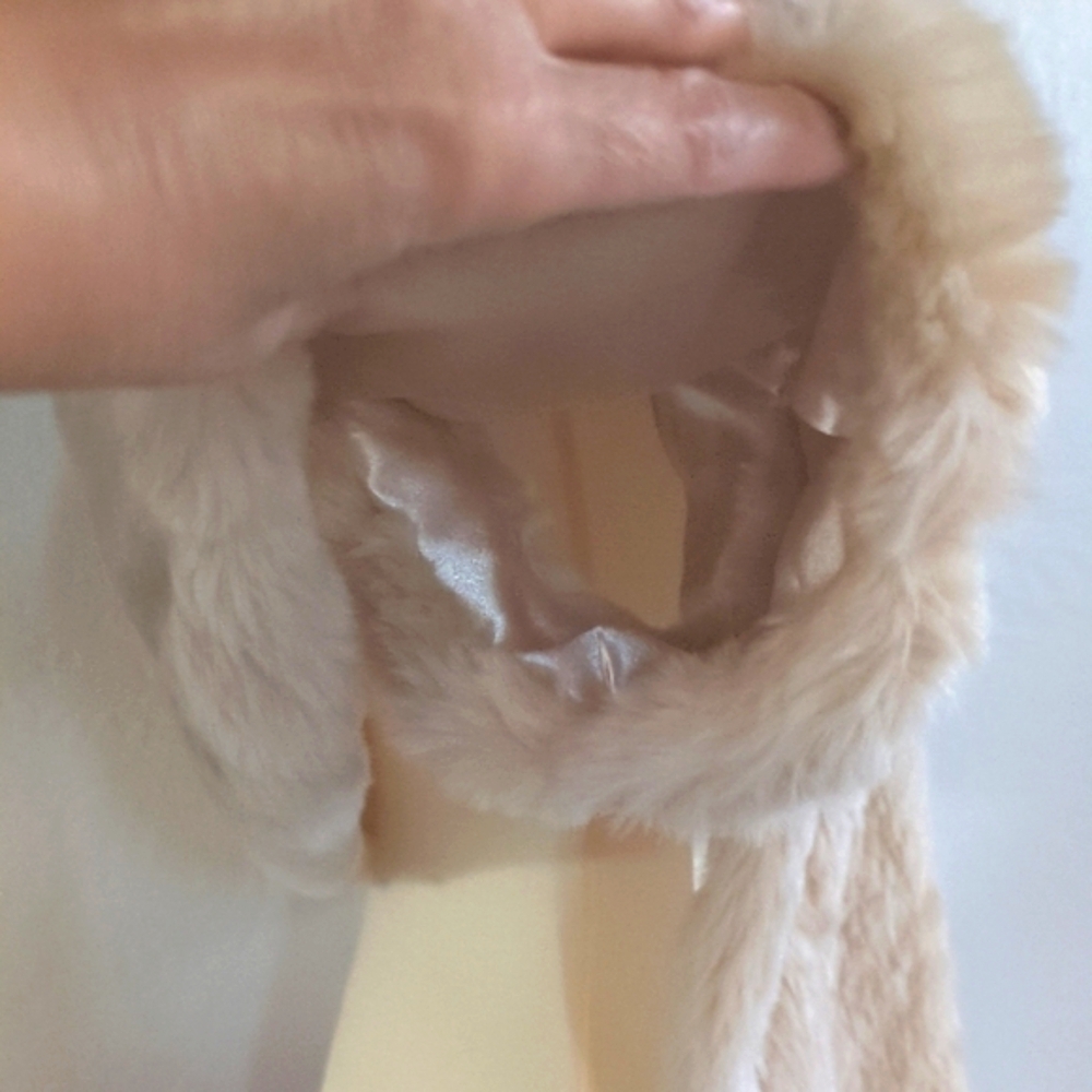 Donna Vinci Faux Fur Shawl/Wrap/Capelet.  Beige/Cream - Picture 9 of 17